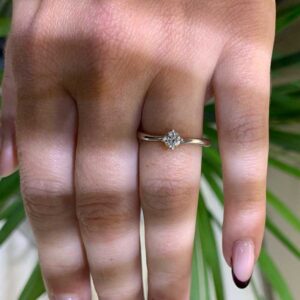 4-Prong Twist Setting 18K Gold / Platinum