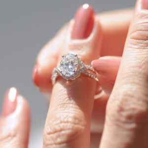 Équilibre Oval Diamond Split Band Engagement Ring