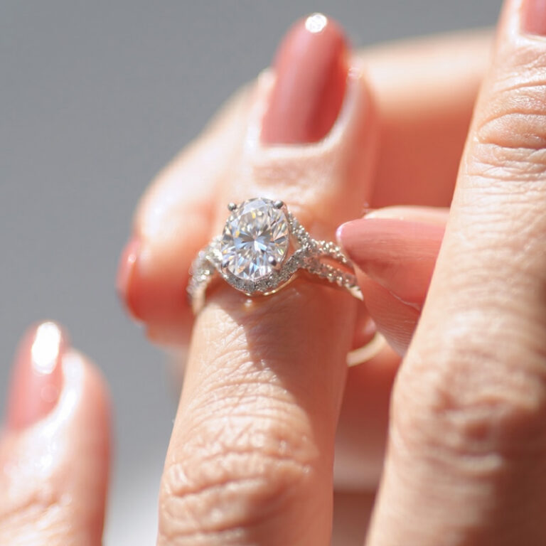 Équilibre Oval Diamond Split Band Engagement Ring