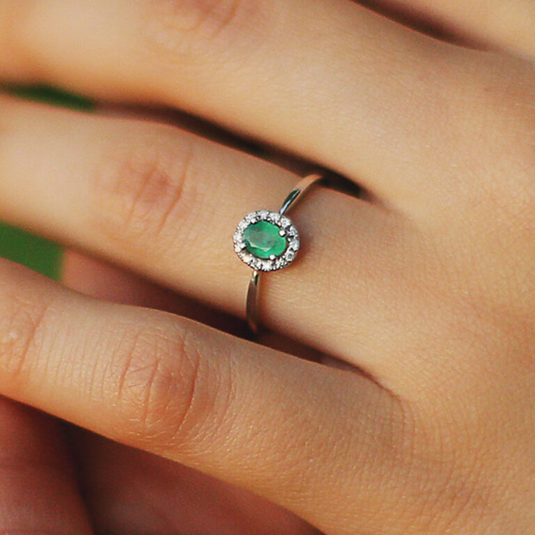 Verde Grace – Colombian Emerald Classic Halo Ring